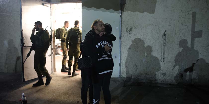 В Ашдоде огромный обломок ракеты пробил крышу и упал в супермаркет (видео)