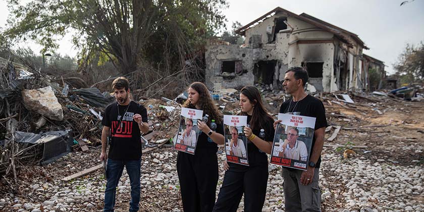 Подростки из Кфар-Азы продолжают марш в Иерусалим, требуя заключения сделки по освобождению заложников