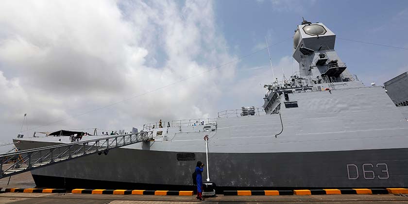 ВМС Индии развернут эсминцы с управляемыми ракетами после атаки у своего побережья