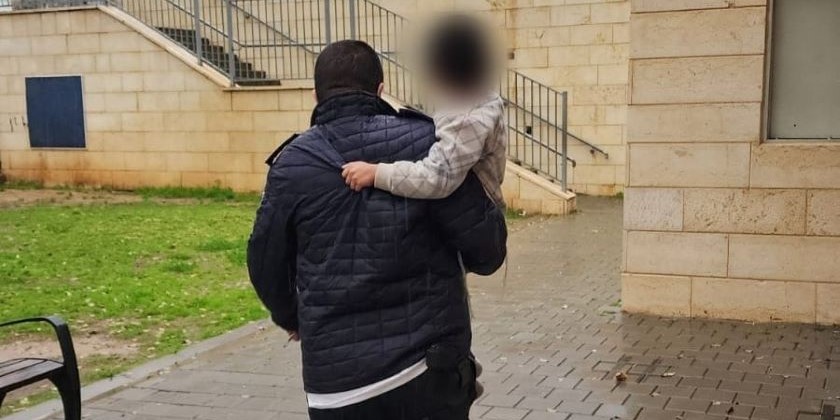 4-летний ребенок бродил один босиком по Харишу