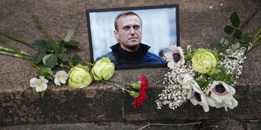 Россия прощается с Навальным, власти создают препятствия