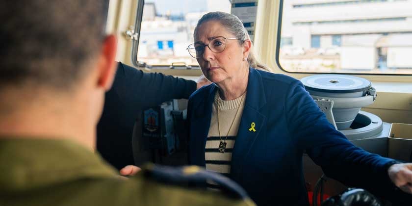 Первая леди посетила базу ВМФ в Хайфе и побеседовала с девушками-моряками