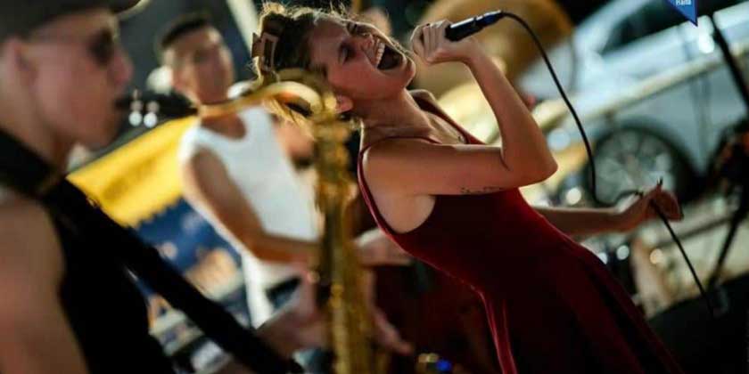 «В какой-то момент я решилась включить музыку в машине — и начала кричать слова песни»