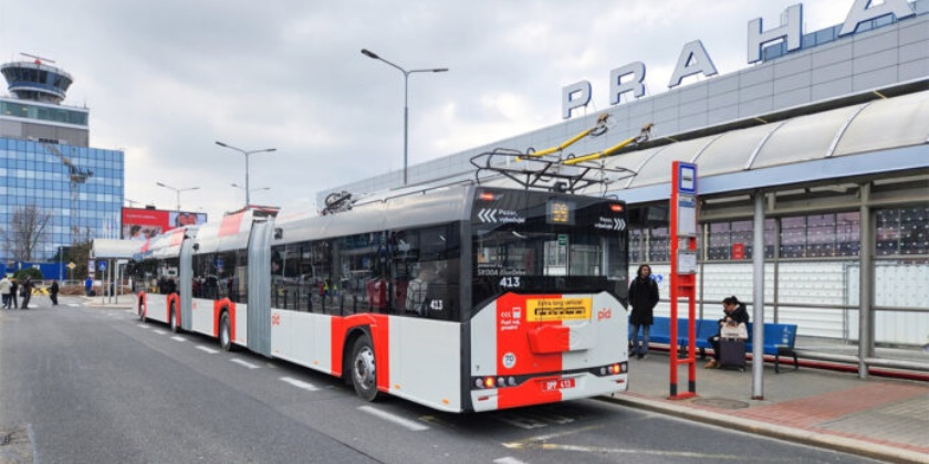 В аэропорт Праги начали курсировать сверхдлинные троллейбусы (видео)