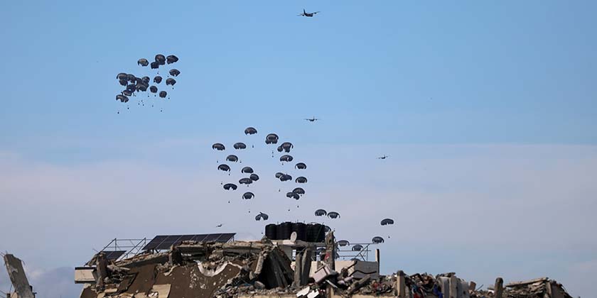 Израиль разрешит Иордании, ОАЭ и другим странам сбрасывать продукты в сектор Газа на парашютах