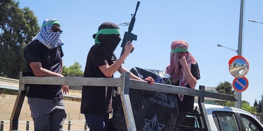 Семьи похищенных переоделись в «террористов» и протестуют перед офисом UNRWA