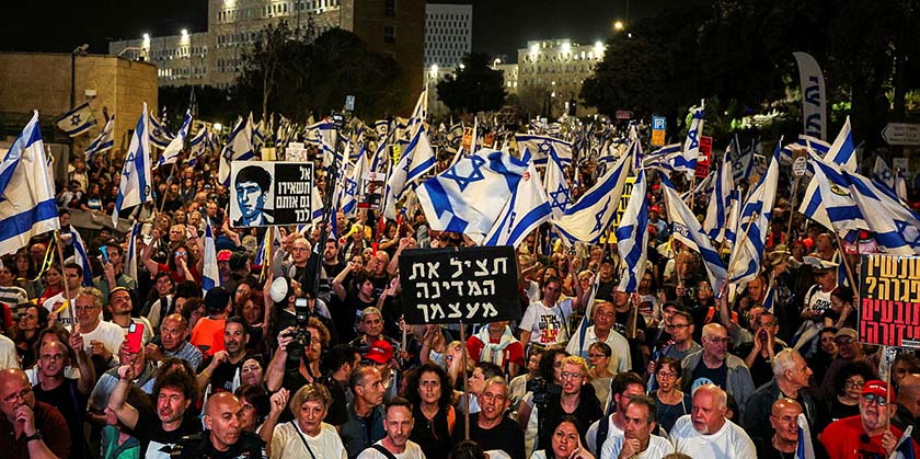 Демонстрации по всему Израилю, в Тель-Авиве правый активист напал на супругов, потерявших 7 октября дочь и троих внуков