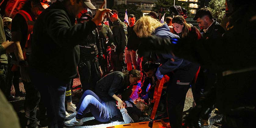 «Нацисты, убирайтесь в Газу!» В Тель-Авиве водитель врезался в группу протестующих и сбил пятерых человек