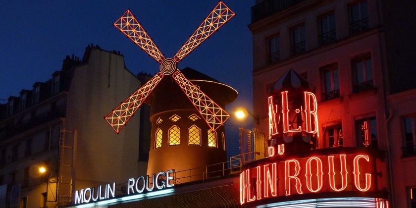 В Париже обвалились лопасти ветряной мельницы кабаре "Мулен Руж" (видео)