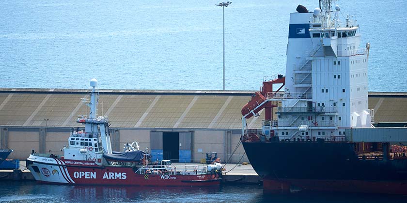 На Кипре загружают новое судно с гуманитарной помощью Газе