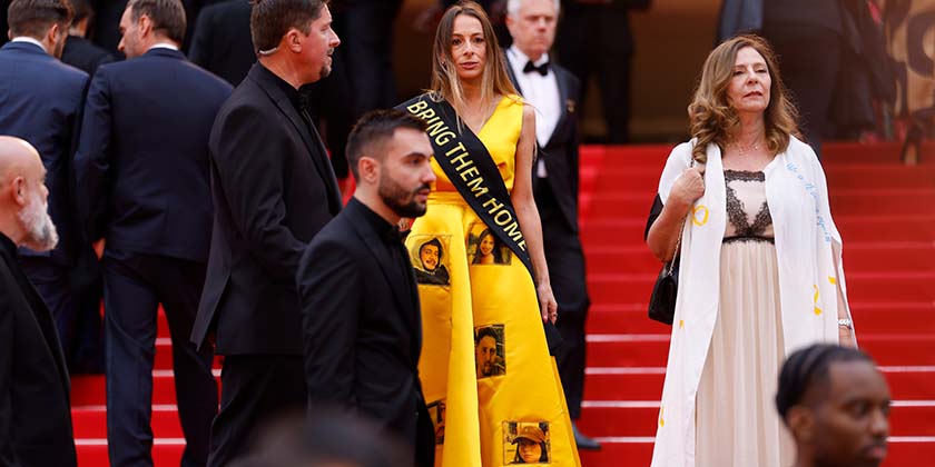 На Каннском кинофестивале выжившая 7 октября появилась в желтом платье с лицами заложников