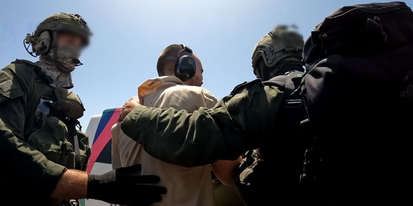 Путь домой: первые кадры с освобожденными заложниками из армейского вертолета