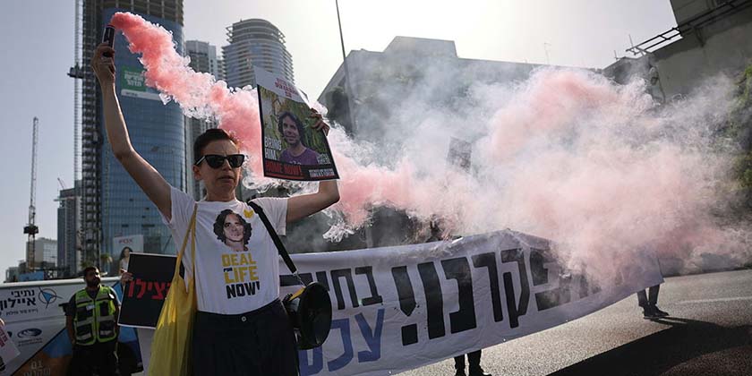 Два года трагедии: акции протеста и солидарности по всей стране. Демонстранты включали мемориальную сирену