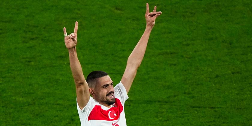 УЕФА проведет расследование в связи с празднованием гола турецким футболистом