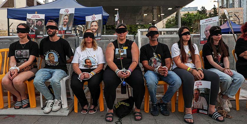 Демонстрация за реализацию сделки в Тель-Авиве: депутаты приковали себя к ограждению