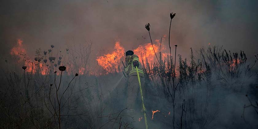 После обстрелов на севере вспыхнули пожары