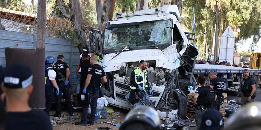 Автомобильный теракт у развязки Глилот. Грузовик наехал на остановку, десятки пострадавших