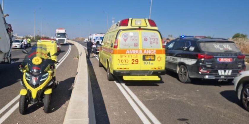 Ракетный обстрел севера: прямое попадание в Кирьят-Ате, трое раненых