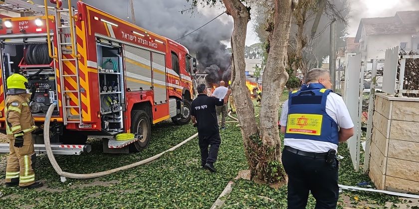 Ракетный обстрел центра и севера Израиля: прямые попадания в Нагарии, Хайфе и Петах-Тикве