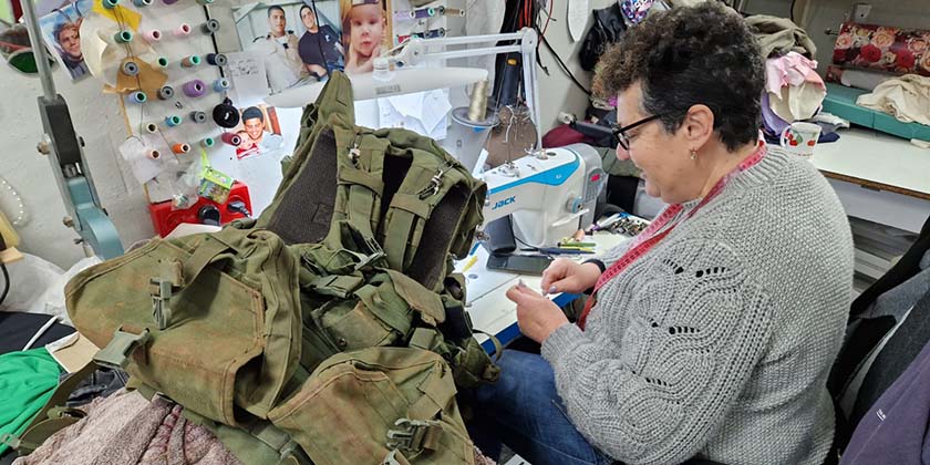 От платьев к бронежилетам. Как швея из Украины взяла на себя заботу обо всех солдатах на севере