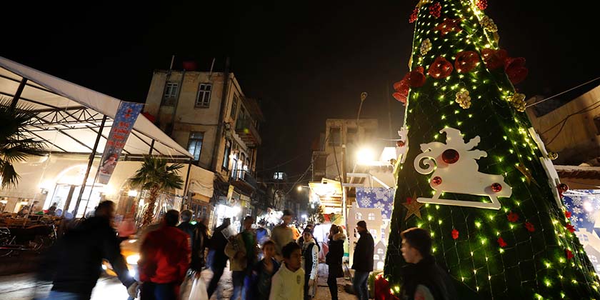Христиане в Дамаске протестуют после поджога боевиками рождественской елки