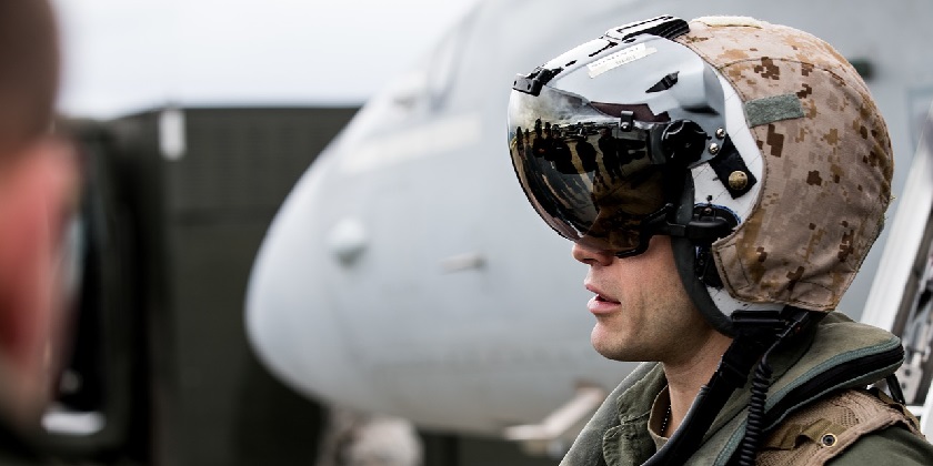 Американский ракетный крейсер чуть не сбил два своих самолета в воскресенье