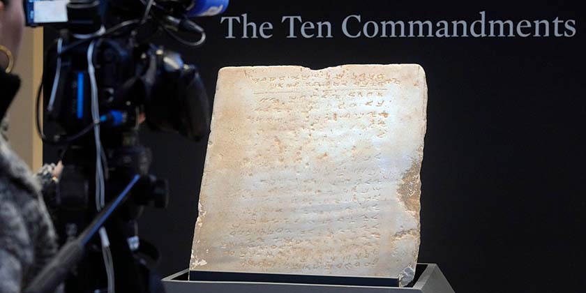 Древнейшая мраморная табличка с Десятью заповедями продана за 5 млн долларов