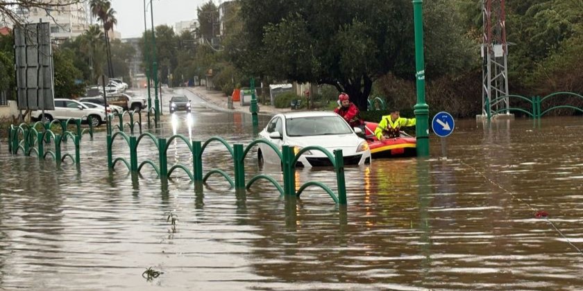 Затопления в Хадере: женщину пришлось спасать на лодке