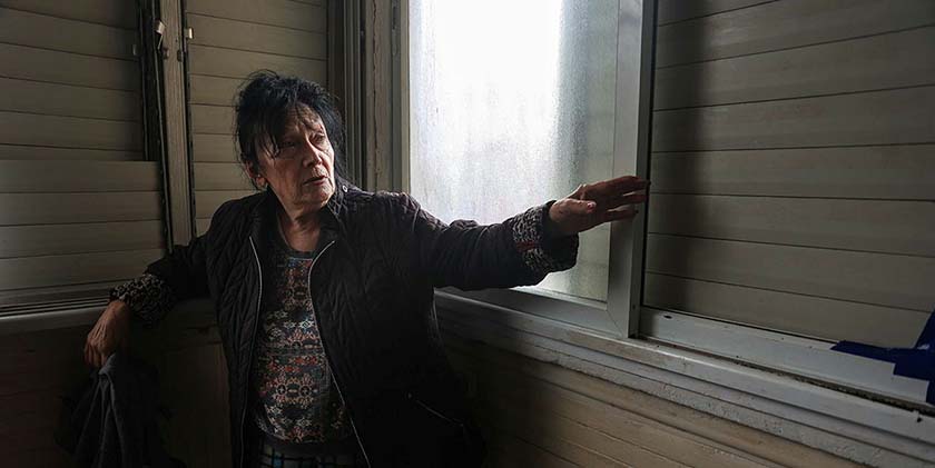 Через две недели после падения ракеты в Яффо люди все еще живут в руинах