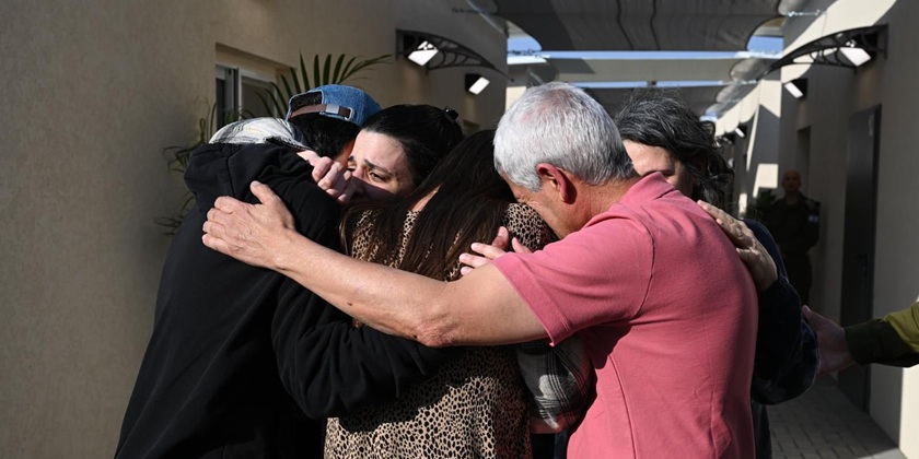 Арбель и Гади встретились с родными и отправились на медицинскую проверку