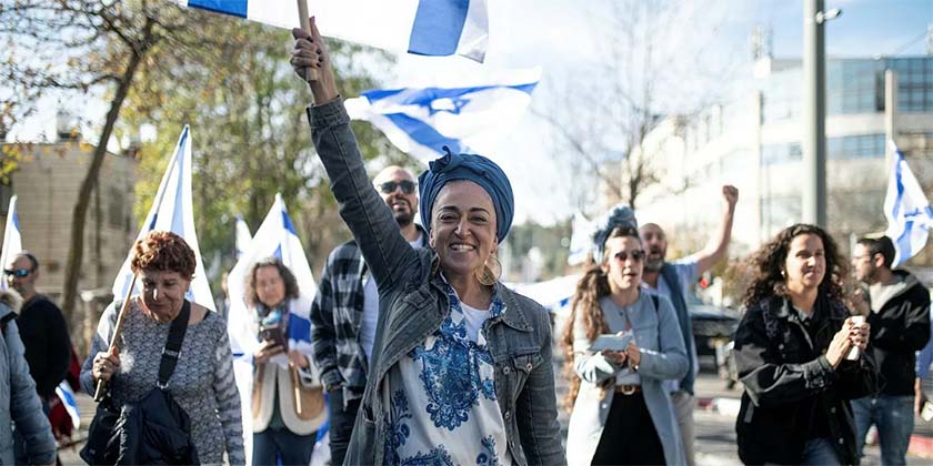 Сотни демонстрантов идут к кнессету, протестуя против законопроекта об освобождении от призыва