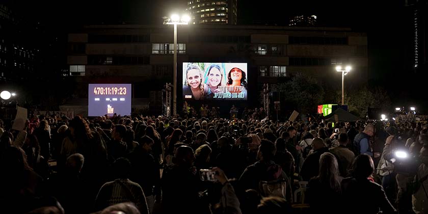 Освобожденные заложницы встретились со своими матерями