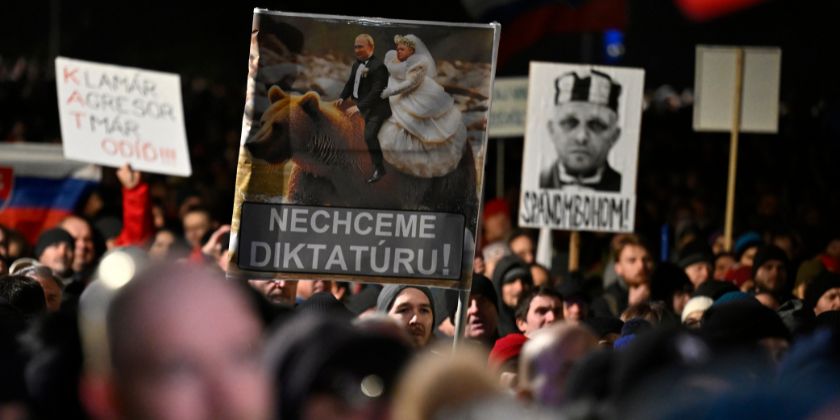 В Словакии десятки тысяч протестуют против сотрудничества с Россией