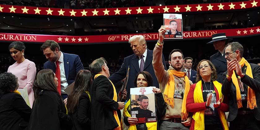 Трамп пригласил на сцену семьи заложников, спецпосланник Уиткофф представил план действий