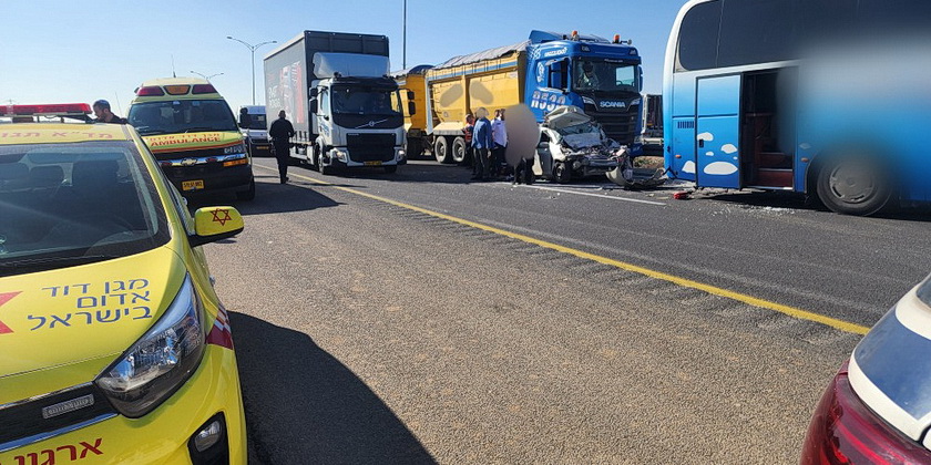 На шоссе номер 6 столкнулись грузовик, автобус и легковая машина. Есть погибший