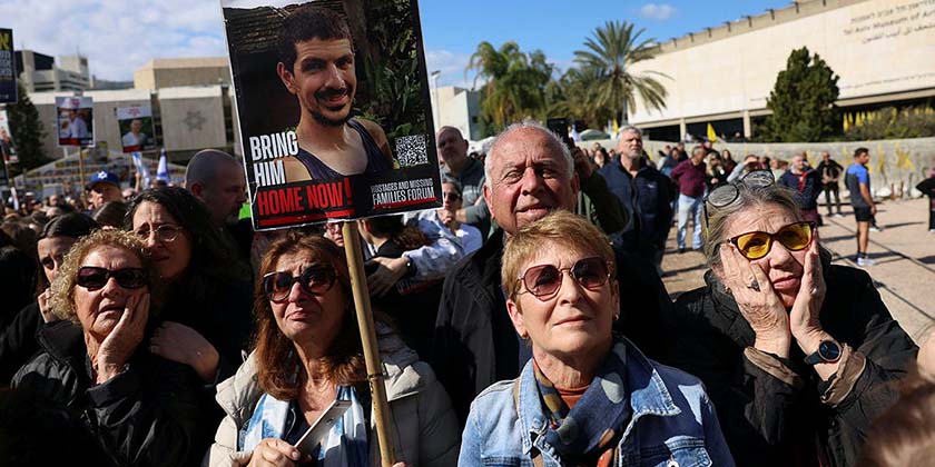Родные солдата-заложника Матана Энгреста получили известие, что он жив