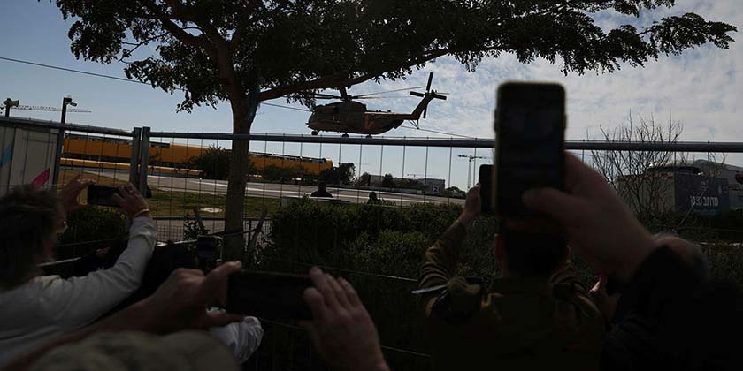 Освобожденные заложники прибыли в больницы — видео