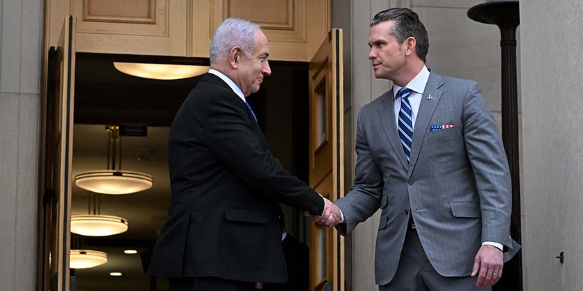 Самолет министра обороны США совершил экстренную посадку из-за трещины в лобовом стекле