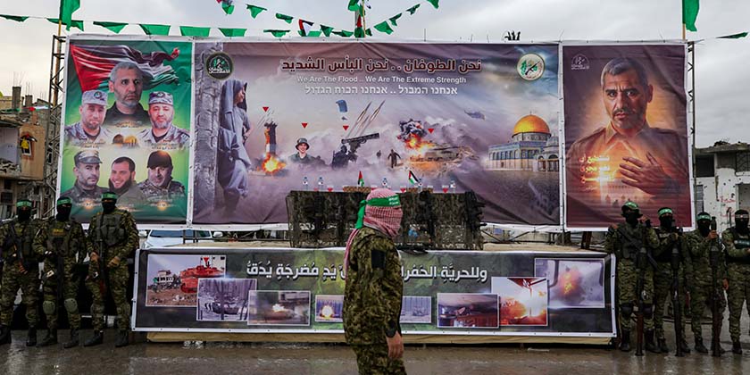 Освобождение заложников началось в 9:00. ХАМАС приготовил сцену, чтобы изобразить «народное ликование»