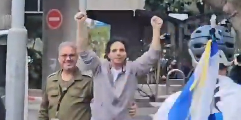 Освобожденный заложник Офер Кальдерон остановил машину, чтобы помахать своим друзьям — видео