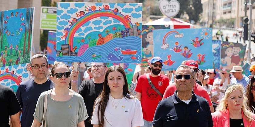 Выжившая в плену Карина Ариев возглавляет шествие Пурима в Иерусалиме