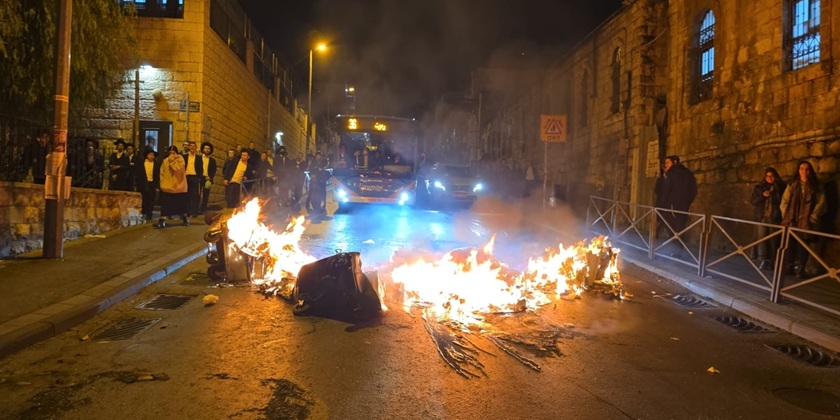 Швыряли камни, яйца и петарды. Трое полицейских ранены во время протестов ультраортодоксов