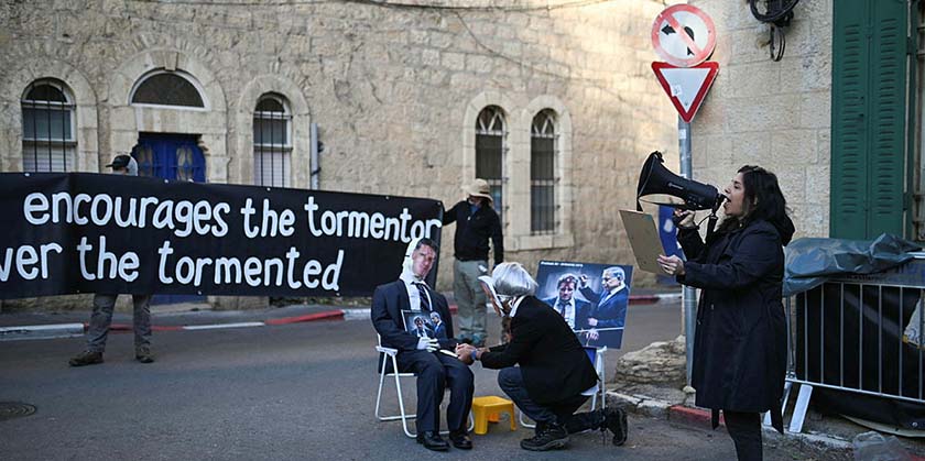  «Это предательство»: протест у дома главного переговорщика по заложникам
