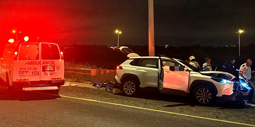 На шоссе возле Эльада машина врезалась в светофор. Водитель погиб