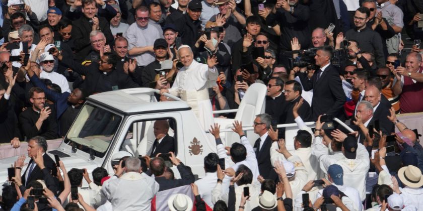 Четверть миллиона паломников и мировые лидеры: в Ватикане прошла инаугурация папы Льва XIV