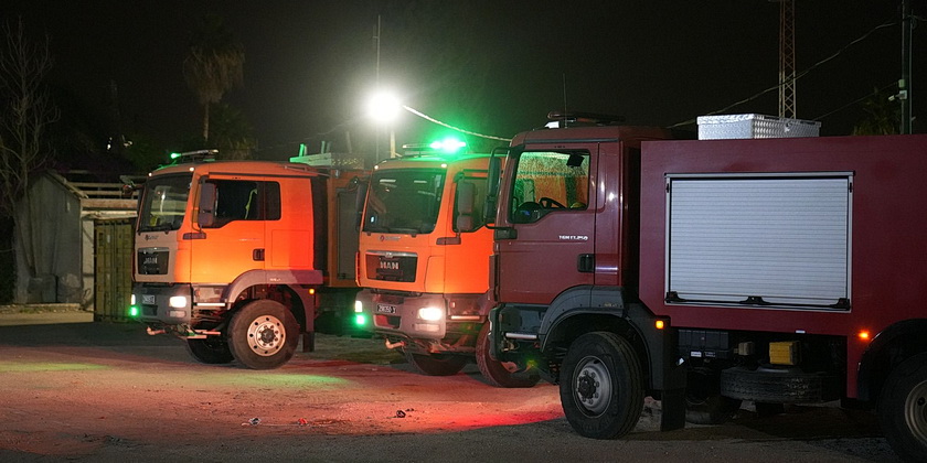 ЦАХАЛ помогает пожарным тяжелой техникой и водой