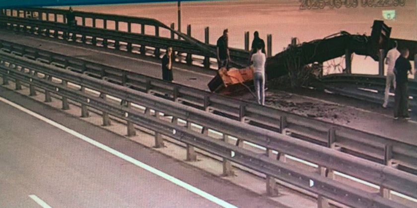 Украина подорвала Крымский мост, конструкция под угрозой обрушения