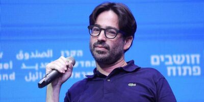 Медиасоветника Нетаниягу объявили беглым преступником