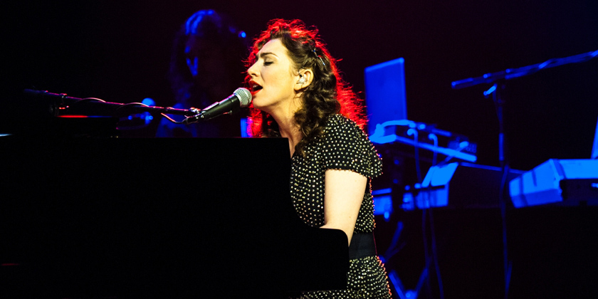 «Вы просто кричите на еврейку»: Регина Спектор прервала концерт из-за пропалестинских выкриков