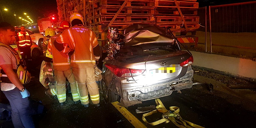 Легковая машина столкнулась с грузовиком на шоссе номер 6. Водитель погиб